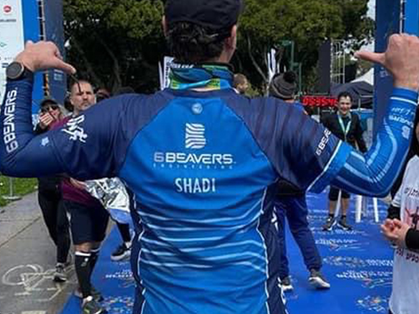 חולצה מנדפת ושרוולי ריצה בסיום מרתון תל אביב